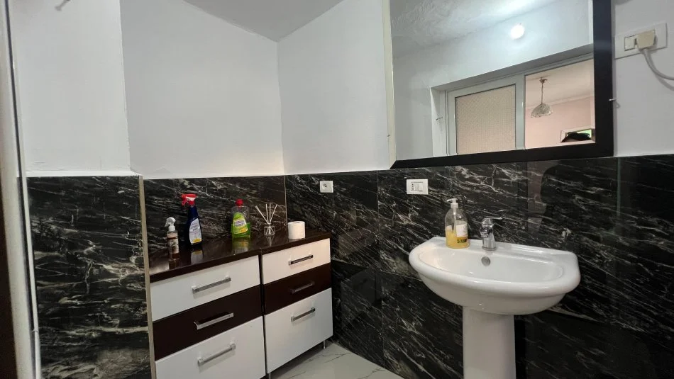 Tirane, jepet me qera shtepi 1 Katshe Kati 1, 125 m² 1.200 € (Sheshi Avni Rustemi)