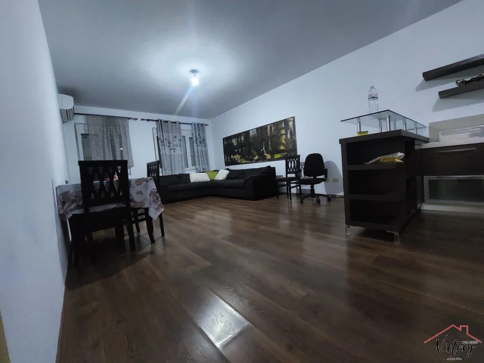 Tirane, jepet me qera 2+1 Kati 7, 100 m² 450 €