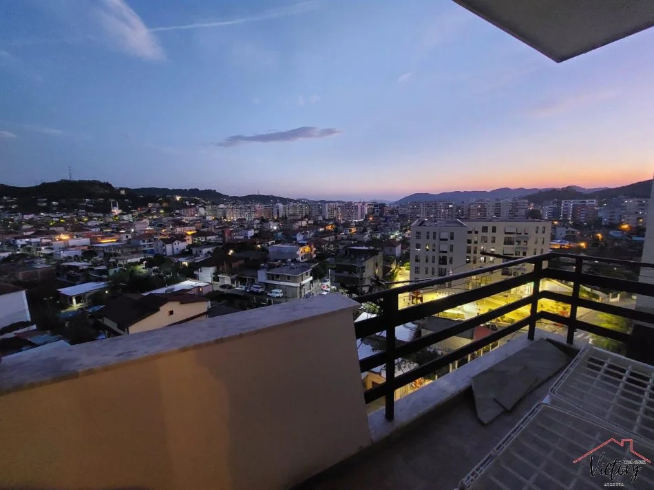 Tirane, jepet me qera 2+1 Kati 7, 100 m² 450 €