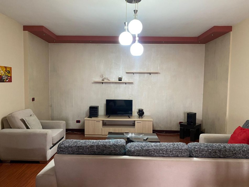 Durres, jepet me qera apartament 2+1+Ballkon Kati 12, 100 m² 400 € (Te Poliklinika)