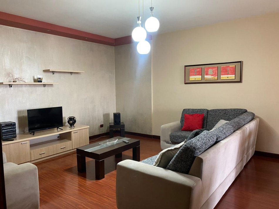 Durres, jepet me qera apartament 2+1+Ballkon Kati 12, 100 m² 400 € (Te Poliklinika)