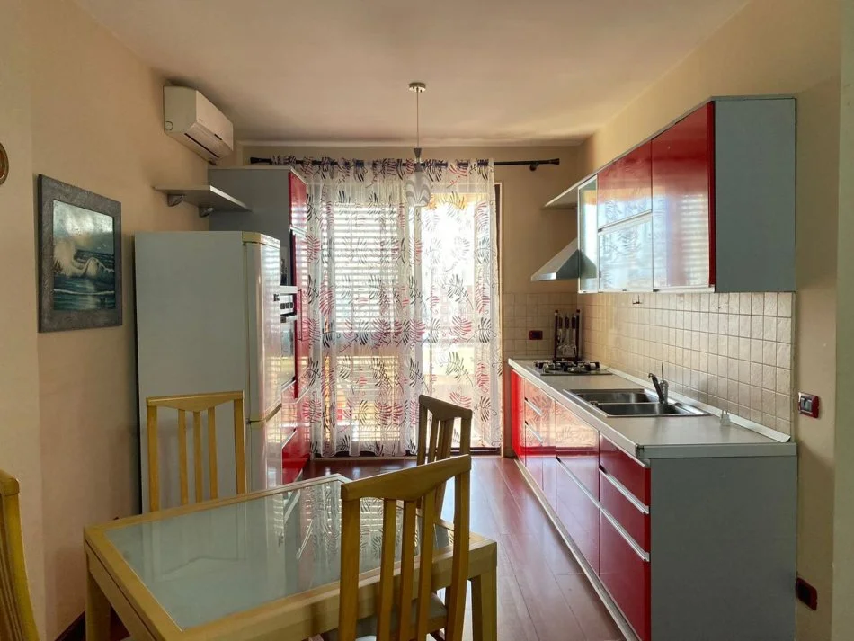Durres, jepet me qera apartament 2+1+Ballkon Kati 12, 100 m² 400 € (Te Poliklinika)