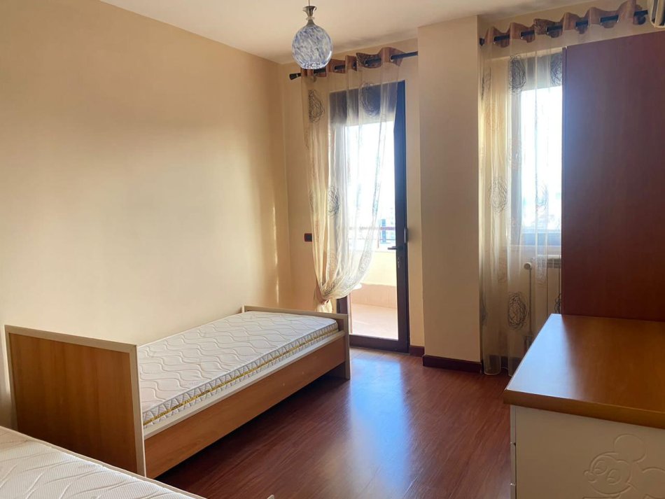 Durres, jepet me qera apartament 2+1+Ballkon Kati 12, 100 m² 400 € (Te Poliklinika)