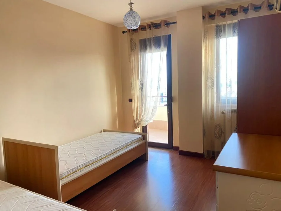 Durres, jepet me qera apartament 2+1+Ballkon Kati 12, 100 m² 400 € (Te Poliklinika)