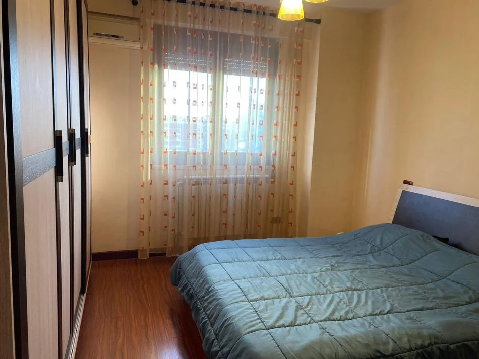 Durres, jepet me qera apartament 2+1+Ballkon Kati 12, 100 m² 400 € (Te Poliklinika)