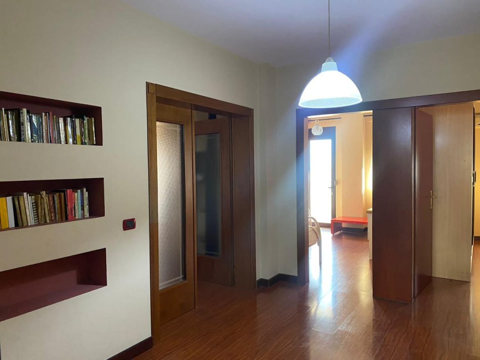 Durres, jepet me qera apartament 2+1+Ballkon Kati 12, 100 m² 400 € (Te Poliklinika)