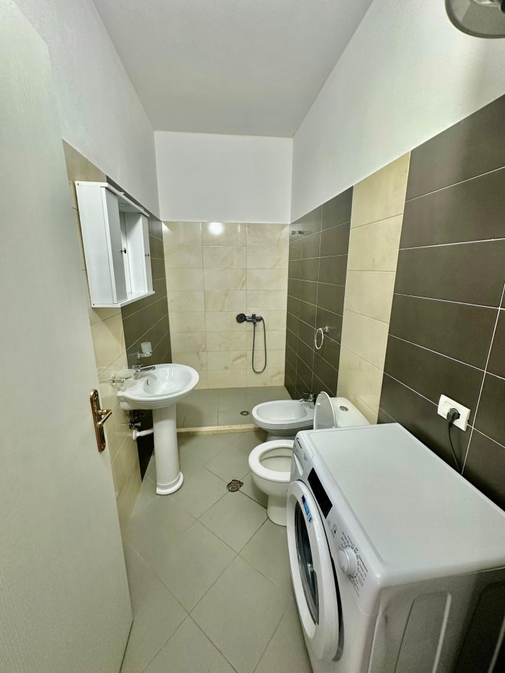 Durres, jepet me qera apartament 1+1+Ballkon Kati 6, 75 m² 300 € (Plazh)