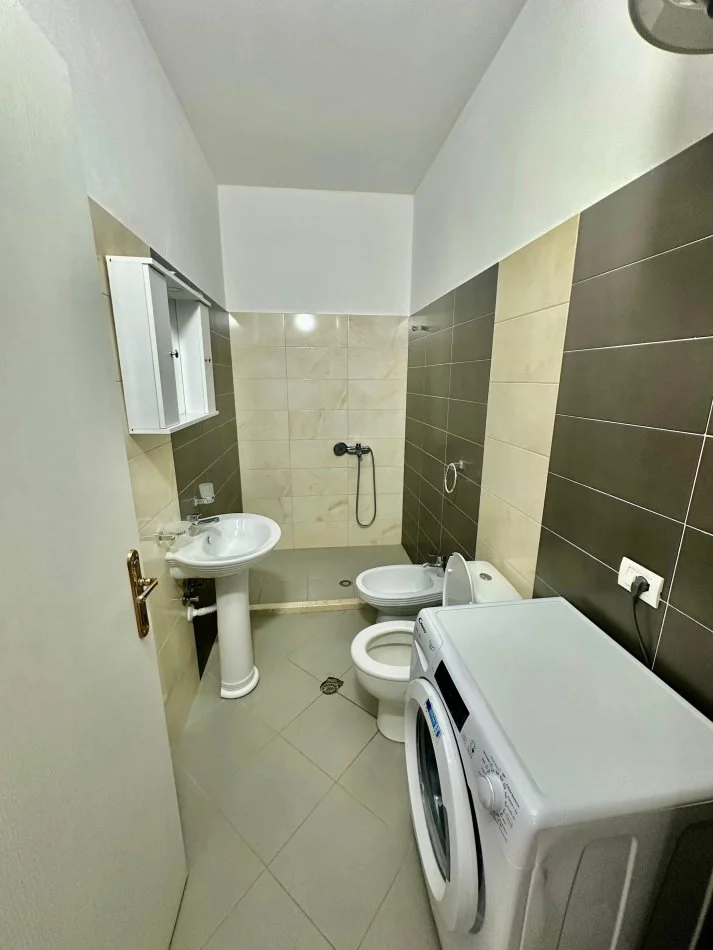 Durres, jepet me qera apartament 1+1+Ballkon Kati 6, 75 m² 300 € (Plazh)