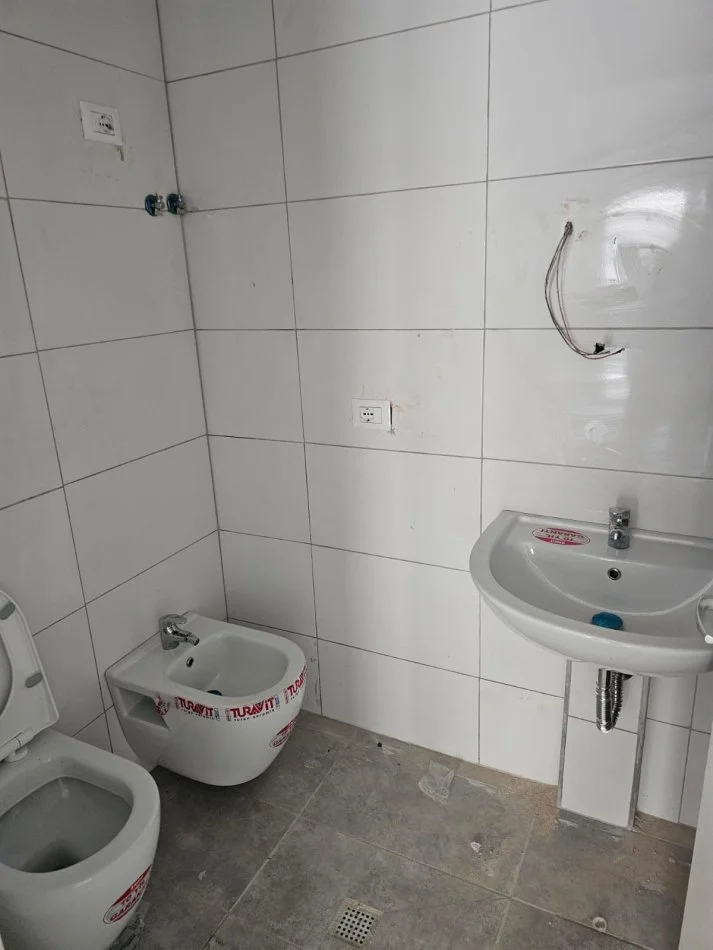 Tirane, shitet apartament 2+1+Ballkon Kati 5, 92 m² 105.000 € (univers city)