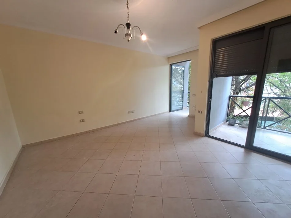 Tirane, Apartament 2+1 per shitje Kati 1, 100 m² 170.000 € (Ali Demi)