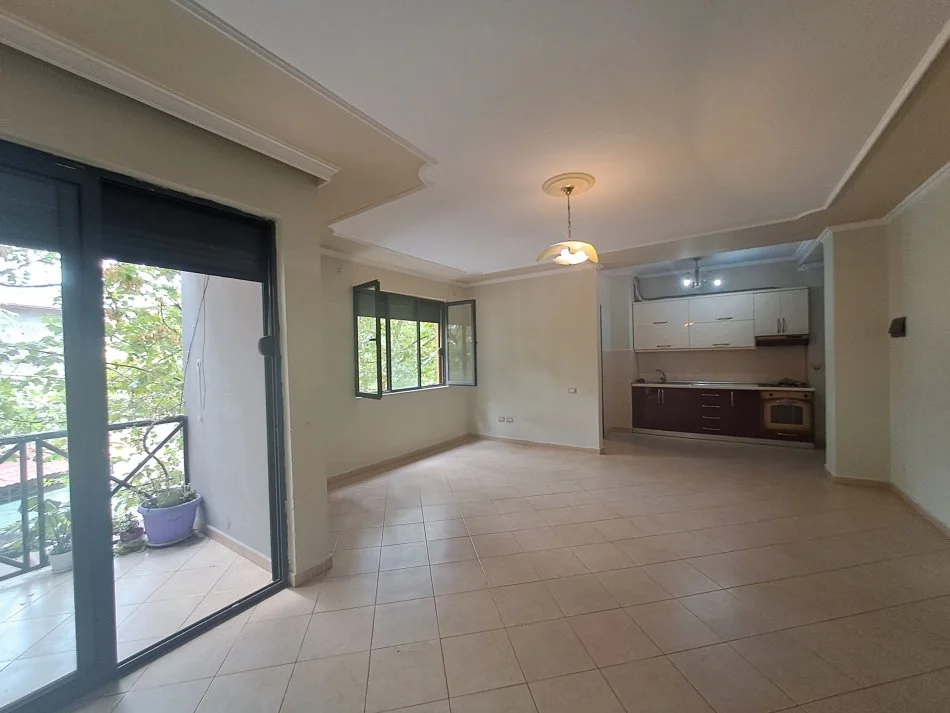 Tirane, Apartament 2+1 per shitje Kati 1, 100 m² 170.000 € (Ali Demi)