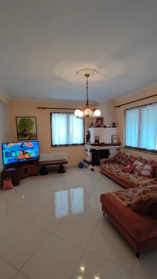 Tirane, jepet me qera Vile 3+1 Kati 5, 150 m² 1.000 € (Liqeni Artificial)