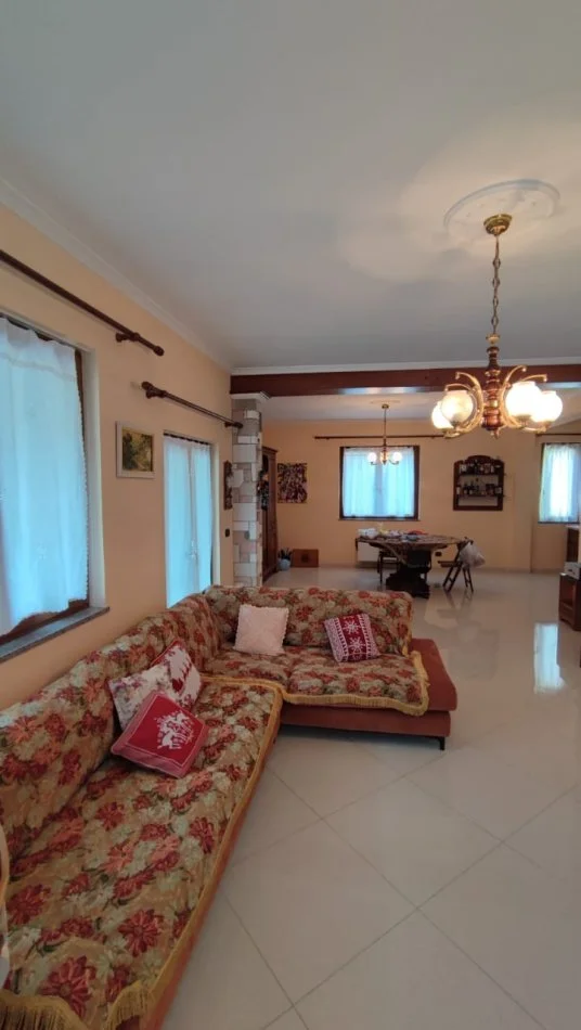 Tirane, jepet me qera Vile 3+1 Kati 5, 150 m² 1.000 € (Liqeni Artificial)