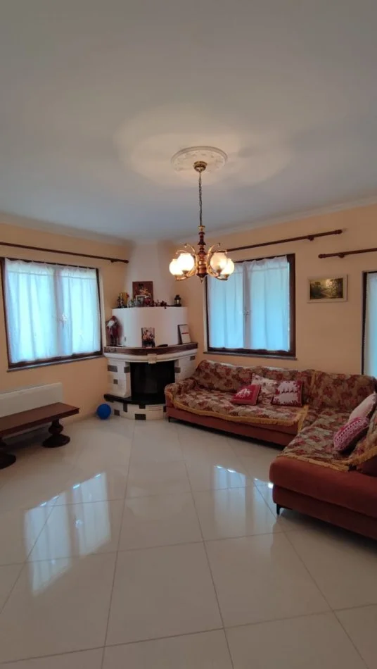 Tirane, jepet me qera Vile 3+1 Kati 5, 150 m² 1.000 € (Liqeni Artificial)