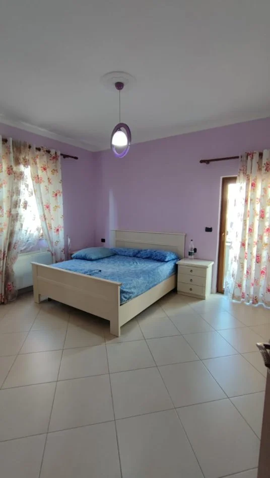 Tirane, jepet me qera Vile 3+1 Kati 5, 150 m² 1.000 € (Liqeni Artificial)