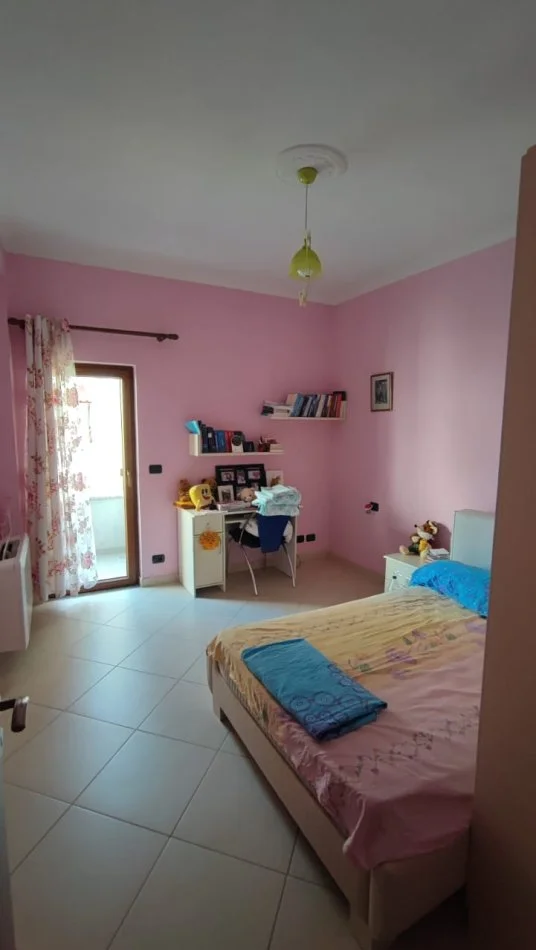 Tirane, jepet me qera Vile 3+1 Kati 5, 150 m² 1.000 € (Liqeni Artificial)