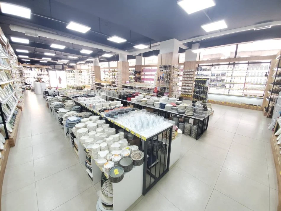 Tirane, shitet dyqan Kati 0, 400 m² 1.600.000 € (komuna e parisit)