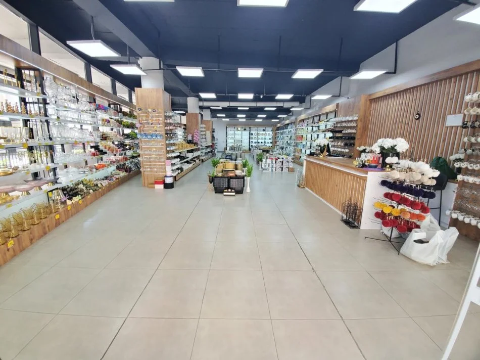 Tirane, shitet dyqan Kati 0, 400 m² 1.600.000 € (komuna e parisit)