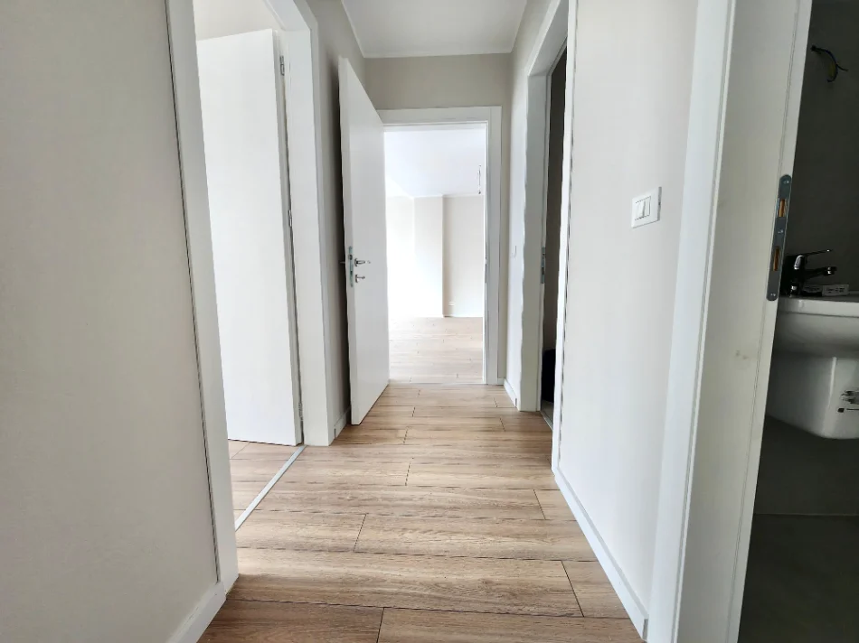 Me Qera: 💻Super zyrë 📍Lake View, te  Liqeni Tiranës (128m2) - 3 amb. pune, 2wc, verandë & GARAZH🚗  || me super Pamje nga Liqeni | 1,500 Euro/Muaj