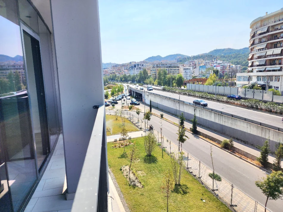 Me Qera: 💻Super zyrë 📍Lake View, te  Liqeni Tiranës (128m2) - 3 amb. pune, 2wc, verandë & GARAZH🚗  || me super Pamje nga Liqeni | 1,500 Euro/Muaj