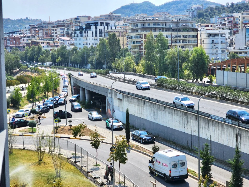 Me Qera: 💻Super zyrë 📍Lake View, te  Liqeni Tiranës (128m2) - 3 amb. pune, 2wc, verandë & GARAZH🚗  || me super Pamje nga Liqeni | 1,500 Euro/Muaj