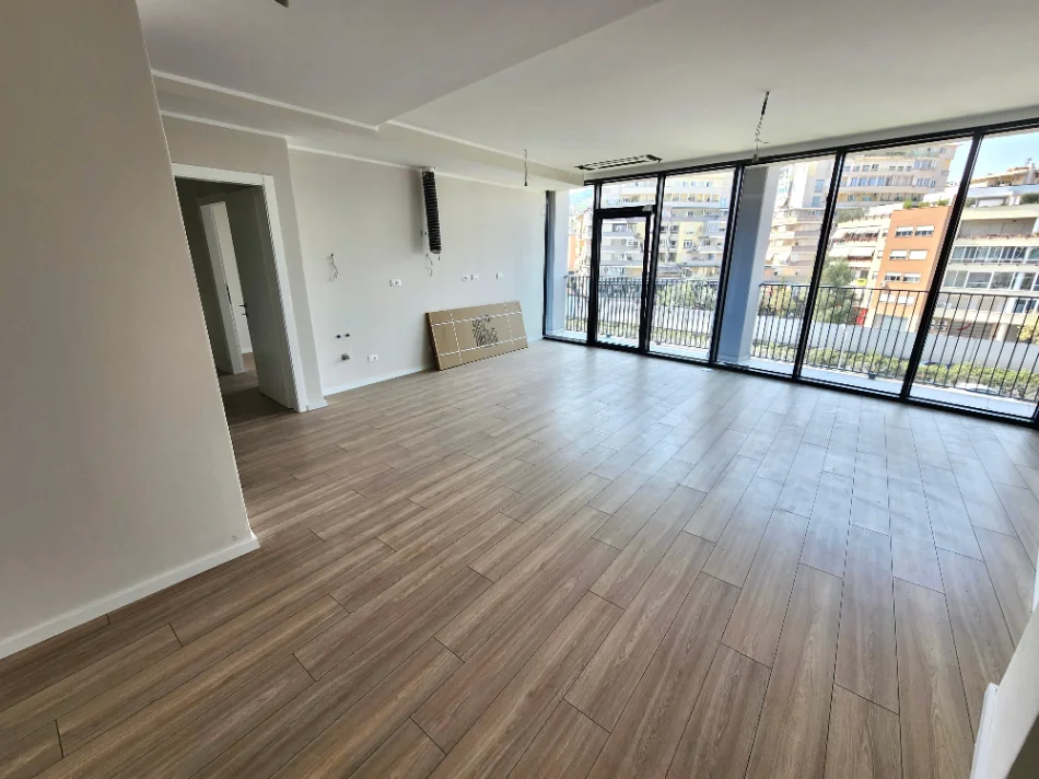 Me Qera: 💻Super zyrë 📍Lake View, te  Liqeni Tiranës (128m2) - 3 amb. pune, 2wc, verandë & GARAZH🚗  || me super Pamje nga Liqeni | 1,500 Euro/Muaj
