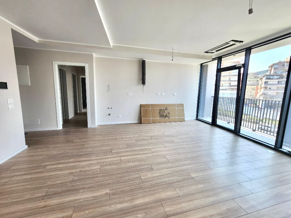 Me Qera: 💻Super zyrë 📍Lake View, te  Liqeni Tiranës (128m2) - 3 amb. pune, 2wc, verandë & GARAZH🚗  || me super Pamje nga Liqeni | 1,500 Euro/Muaj