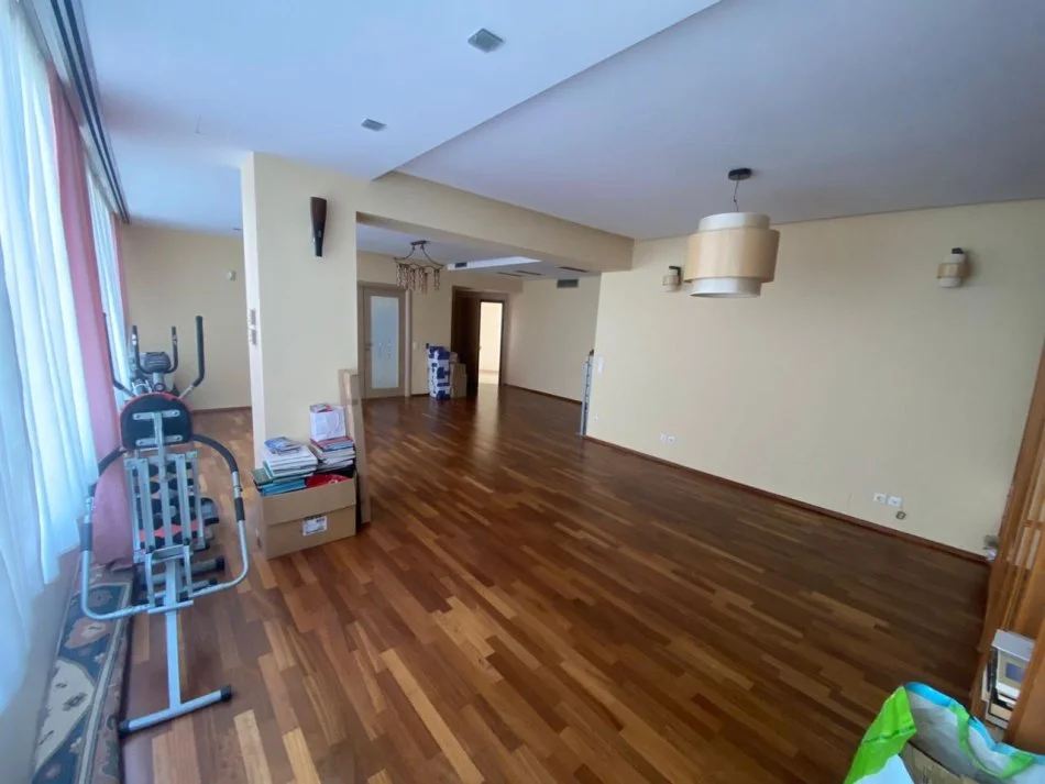 Tirane, jepet me qera apartament 3+1 Kati 5, 160 m² 1.700 € (Prane Xheko Imperal)