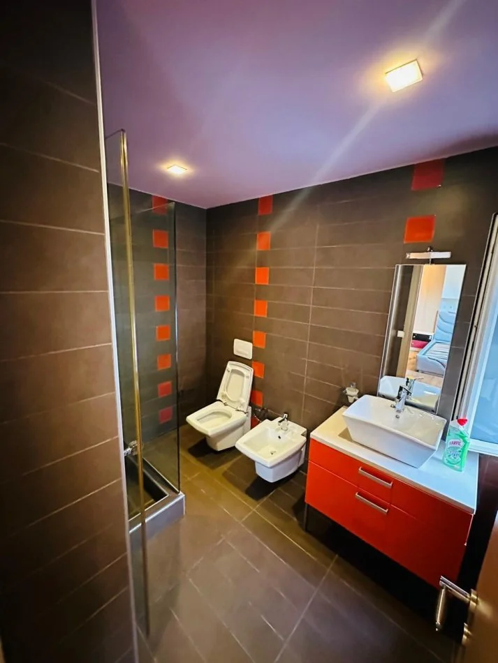 Tirane, jepet me qera apartament 3+1 Kati 5, 160 m² 1.700 € (Prane Xheko Imperal)