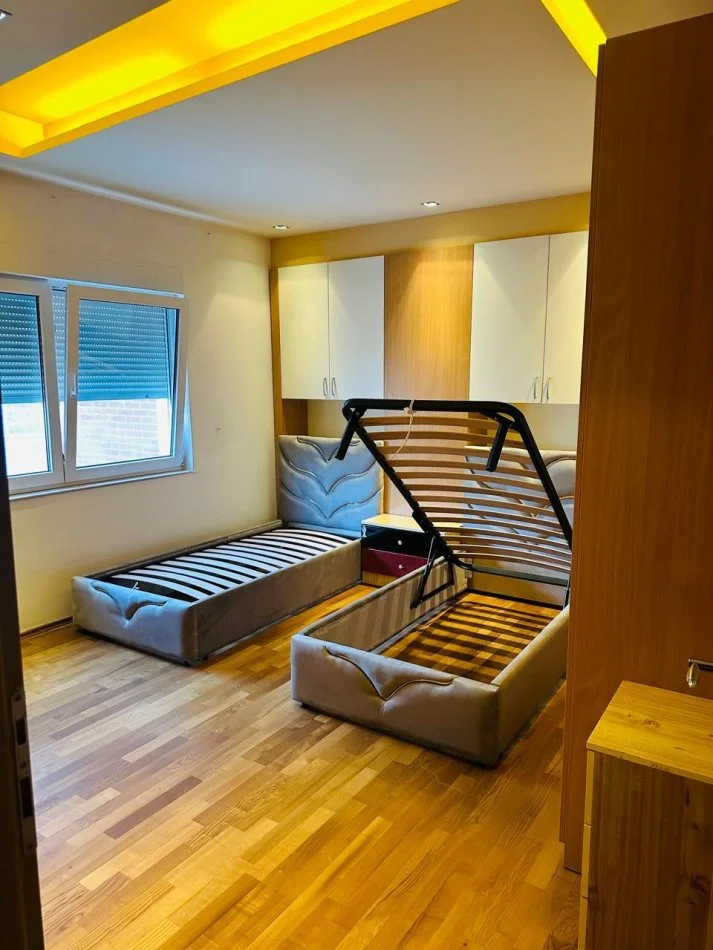 Tirane, jepet me qera apartament 3+1 Kati 5, 160 m² 1.700 € (Prane Xheko Imperal)