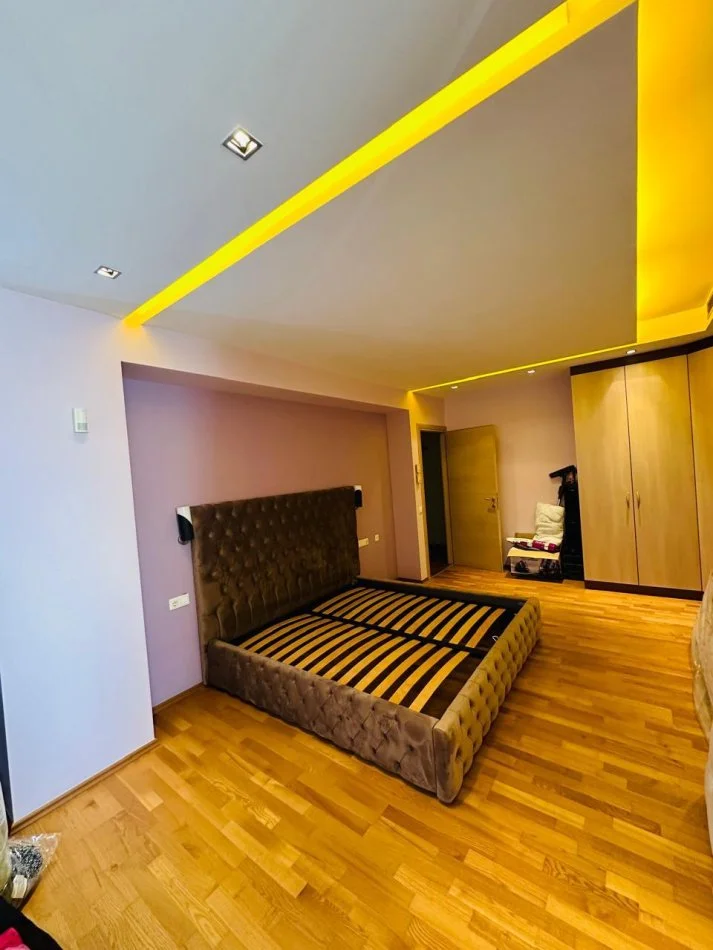 Tirane, jepet me qera apartament 3+1 Kati 5, 160 m² 1.700 € (Prane Xheko Imperal)