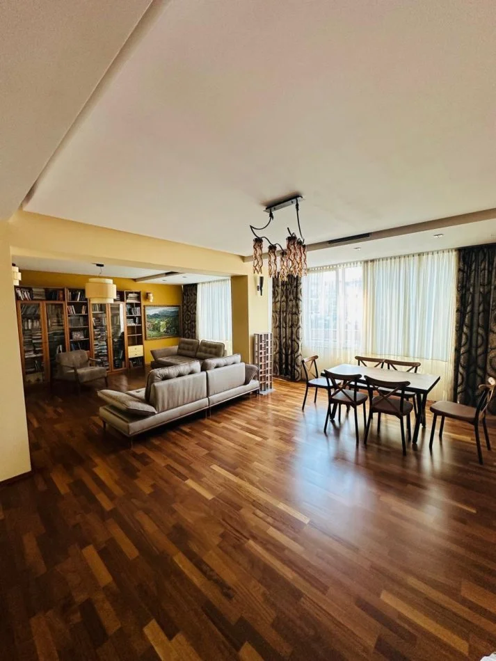 Tirane, jepet me qera apartament 3+1 Kati 5, 160 m² 1.700 € (Prane Xheko Imperal)