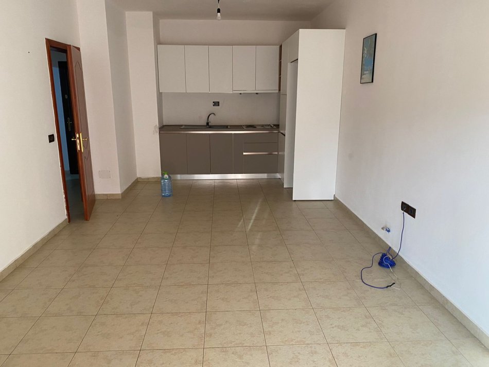 Tirane, jepet me qera apartament 1+1+Ballkon Kati 4, 54 m² 400 € (21 dhjetori)