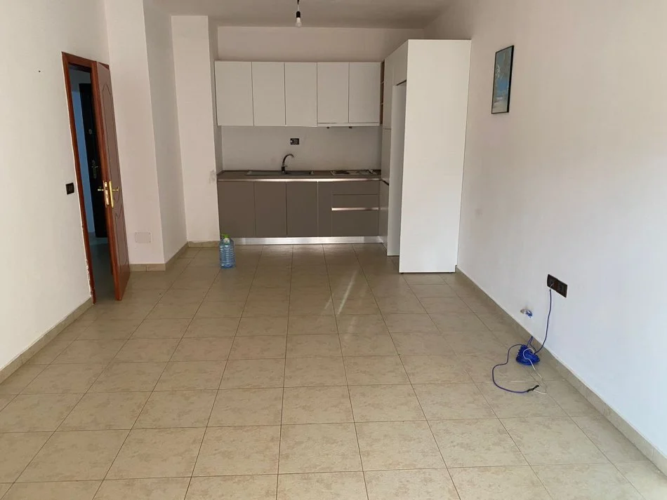 Tirane, jepet me qera apartament 1+1+Ballkon Kati 4, 54 m² 400 € (21 dhjetori)