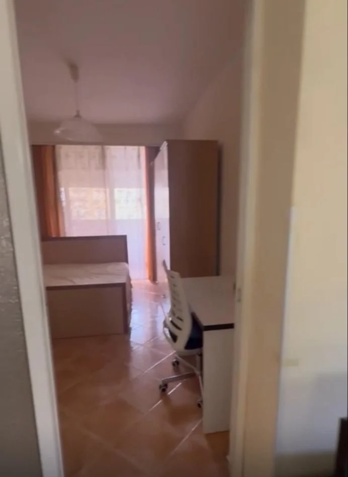 Tirane, jepet me qera apartament 2+1 Kati 3, 70 m² 400 € (Laprake)