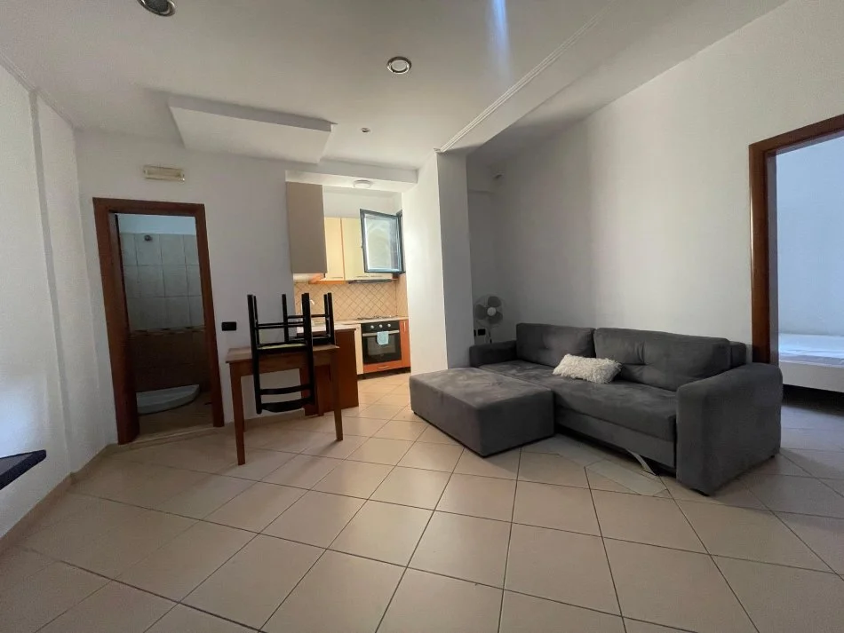 Vlore, jepet me qera apartament 1+1+Ballkon , 250 € (RRUGA E CIPAJVE)