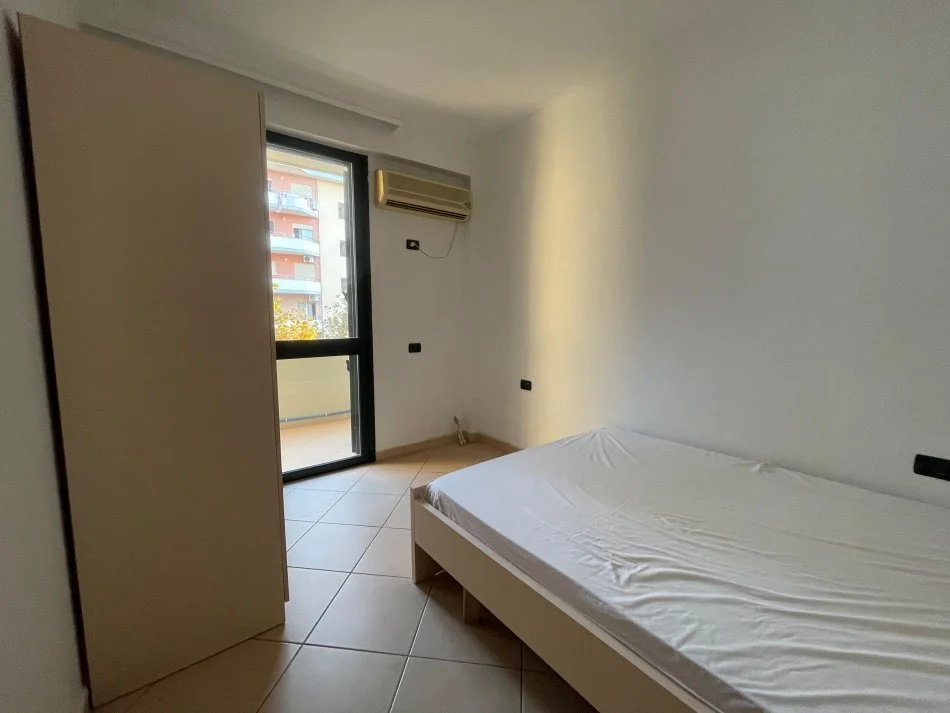 Vlore, jepet me qera apartament 1+1+Ballkon , 250 € (RRUGA E CIPAJVE)