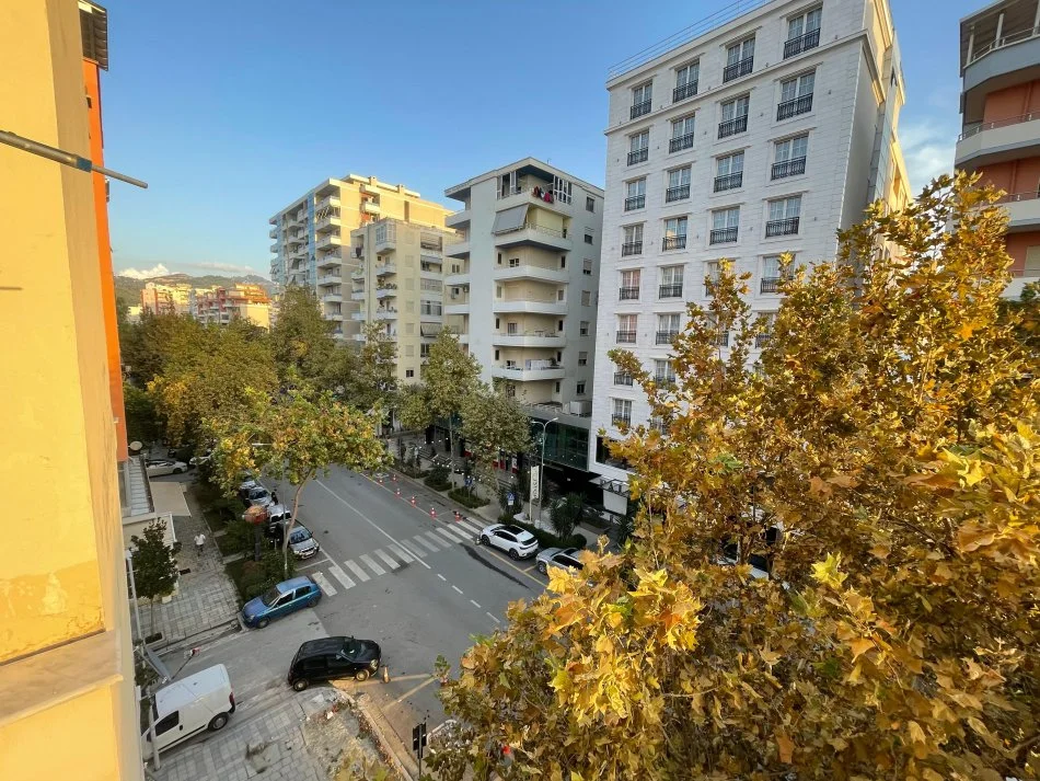 Vlore, jepet me qera apartament 1+1+Ballkon , 250 € (RRUGA E CIPAJVE)