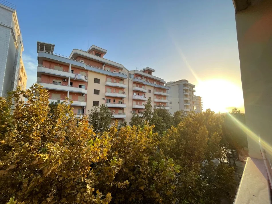 Vlore, jepet me qera apartament 1+1+Ballkon , 250 € (RRUGA E CIPAJVE)