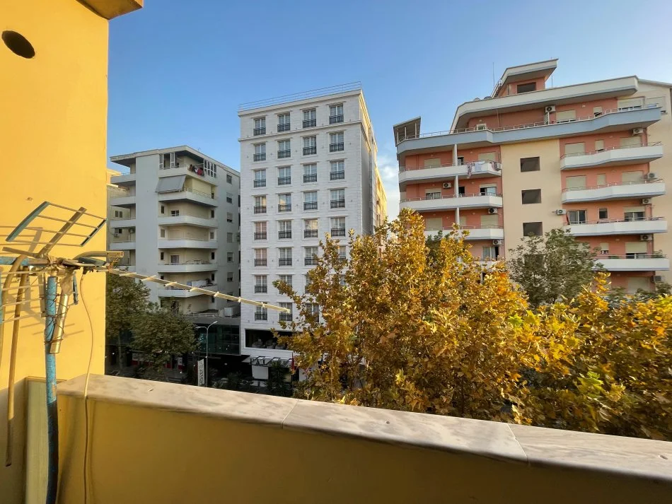 Vlore, jepet me qera apartament 1+1+Ballkon , 250 € (RRUGA E CIPAJVE)