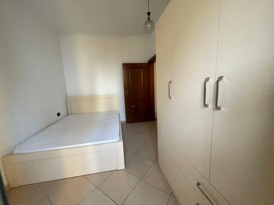 Vlore, jepet me qera apartament 1+1+Ballkon , 250 € (RRUGA E CIPAJVE)