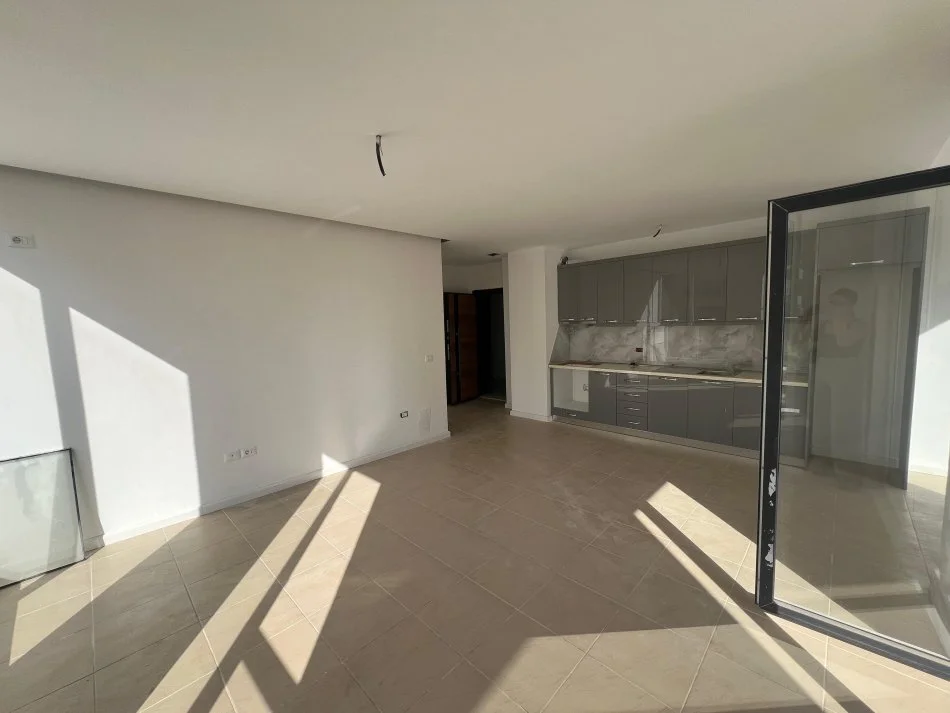 Tirane, jepet me qera apartament 2+1+Ballkon Kati 3, 100 m² 500 € (Rruga Jordan Misja)