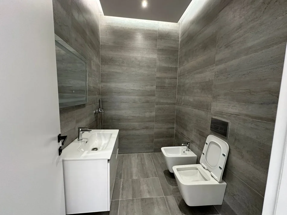 Tirane, shitet ambjent biznesi Kati 1, 100 m² 230.000 € (Rruga Shefqet Musaraj ,21 Dhjetori)