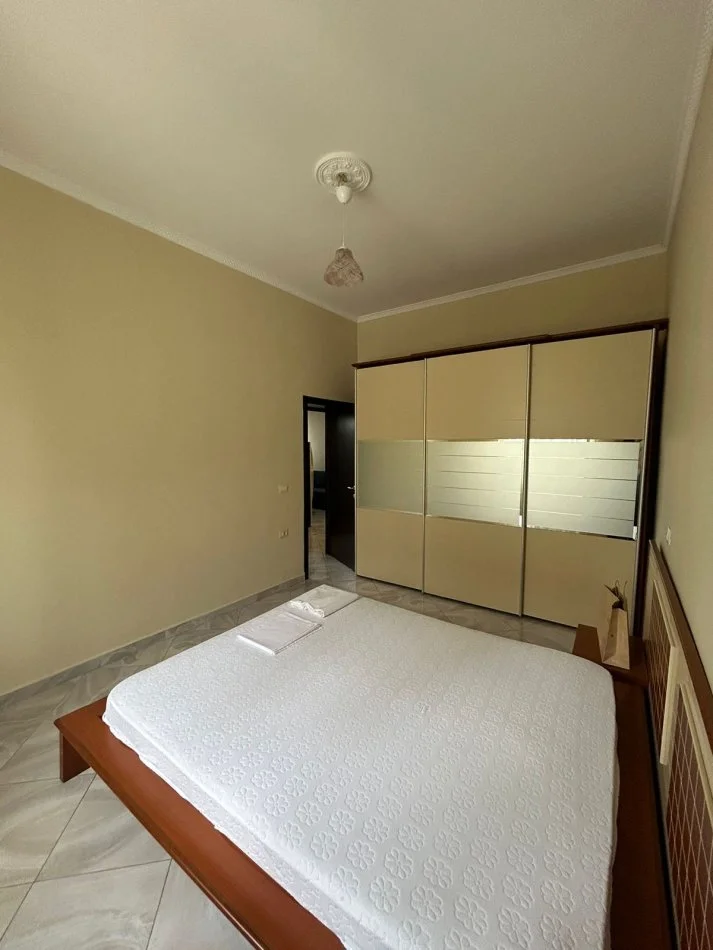 Tirane, jepet me qera apartament 2+1 Kati 2, 80 m² 600 € 