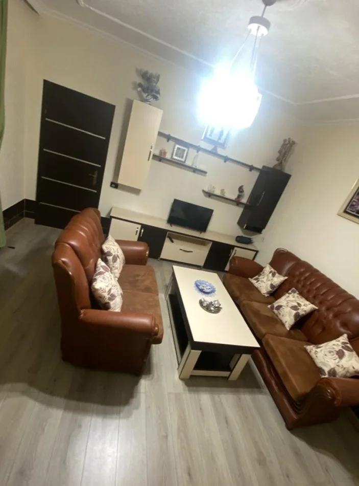 Tirane, jepet me qera apartament 2+1+Ballkon Kati 1, 90 m² 450 € (Rr Bardhyl)