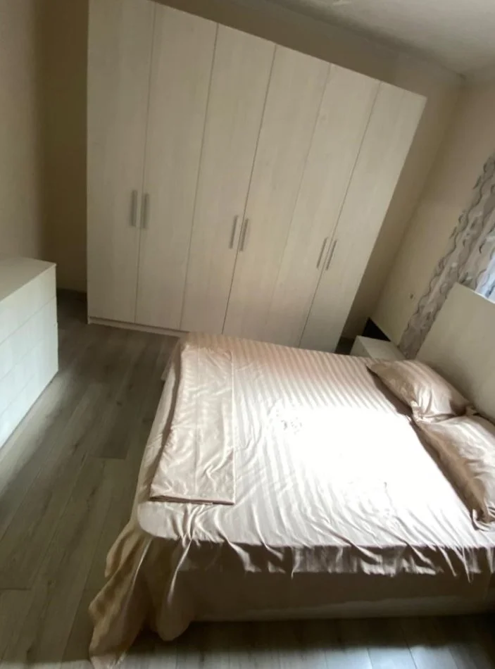 Tirane, jepet me qera apartament 2+1+Ballkon Kati 1, 90 m² 450 € (Rr Bardhyl)