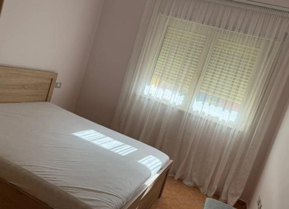 Tirane, jepet me qera apartament 2+1+Ballkon Kati 5, 50 m² 550 € (Pallati me shigjet)