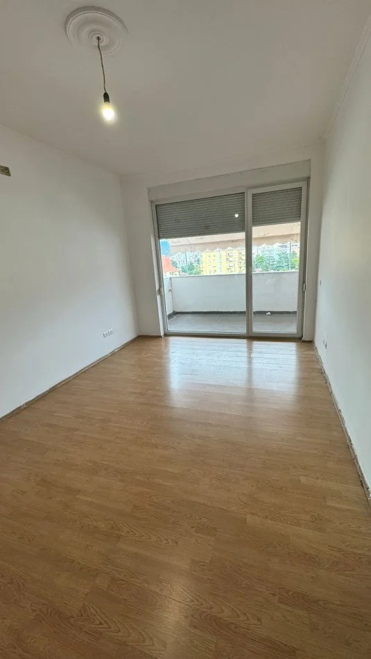Tirane, jepet me qera apartament 1+1+Ballkon Kati 8, 65 m² 500 € (Rruga Frederik Shiroka)