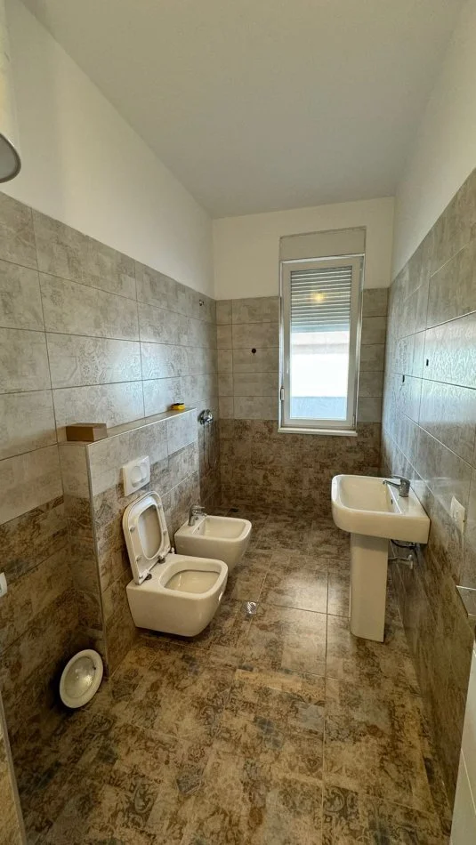 Tirane, jepet me qera apartament 1+1+Ballkon Kati 8, 65 m² 500 € (Rruga Frederik Shiroka)