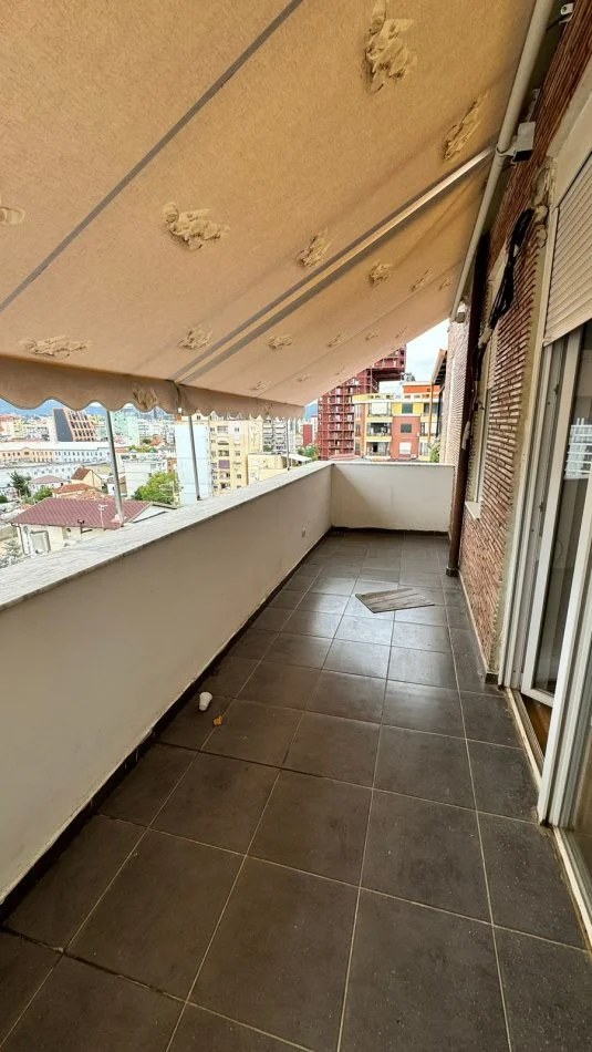Tirane, jepet me qera apartament 1+1+Ballkon Kati 8, 65 m² 500 € (Rruga Frederik Shiroka)